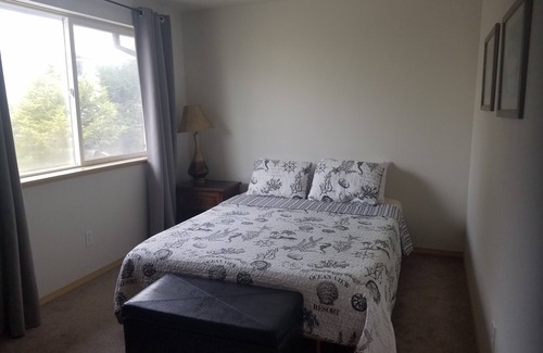 Sunset Beach House | Relaxing Lakefront, Close to Beach, Family Friendly, Quiet Neighborhood.