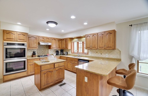 Henryville House | RELAXING LAKEFRONT! Private Fishing, Kayaks, Arcade, Poker Room and Home Gym!
