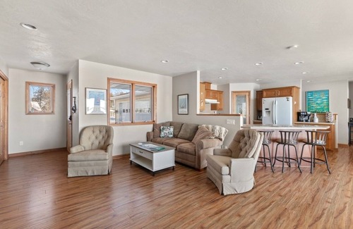 Sturgeon Bay Cottage | Relaxing Lakefront Cottage, Kayaks, Bikes, Fishing