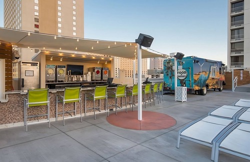 Downtown Las Vegas Hotel | Relaxing Location and Accommodation! Free Parking, Pool, Near Neon Museum