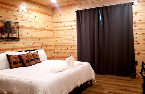 Logan Cabin | Relaxing luxury lodge, 4-bedroom retreat with WiFi, AC in Logan