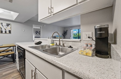 Mesa Apartment | Relaxing Mesa 1 BD Getaway w/Pools, Game Room, Basketball Courts+ More