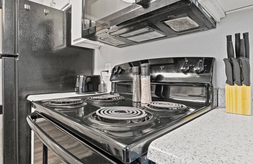 Mesa Apartment | Relaxing Mesa 1 BD Getaway w/Pools, Game Room, Basketball Courts+ More