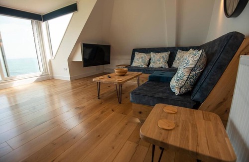 Swanage Apartment | Relaxing penthouse break overlooking the sea with a 150m to the sandy beach