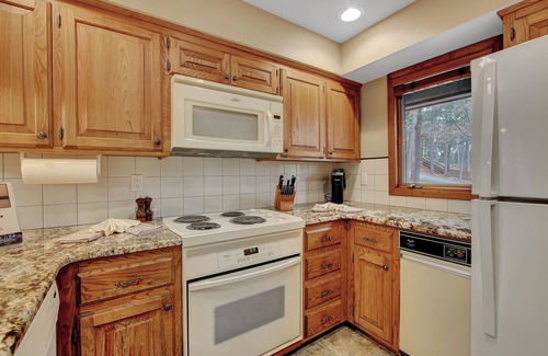 Mount Ida Condo | Relaxing Pines/12DPC Hosted by LOVR