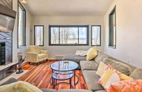 Tobyhanna House | Relaxing Poconos Retreat with Fireplace