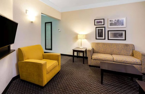 Superstition Springs Hotel | Relaxing Pool View 1BR Suite | Romantic Getaway | Free Continental Breakfast
