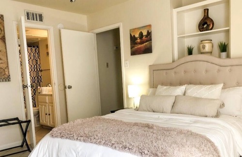 Woodforest Condo | Relaxing Queen Bed Suite/25 Minute Away From Downtown