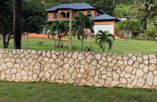 Seaford Town House | Relaxing retreat at Paradise Palms Estate. Minutes away from Appleton Estate.