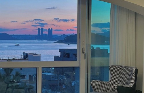 Haeundae Apartment | Relaxing Retreat: Cozy Jacuzzi Suite Steps from Haeundae Beach
