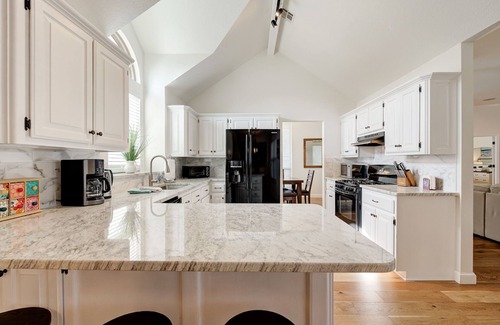 Norman House | Relaxing Retreat in Norman + community pool