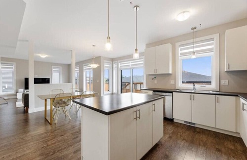 Colborne Apartment | Relaxing Retreat: Office, Patio, Nature & Netflix
