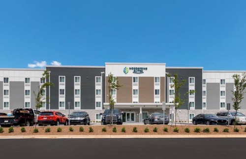 Dupont House | Relaxing Retreat: Unit with Full Kitchen, Dedicated Work Area | Free Parking