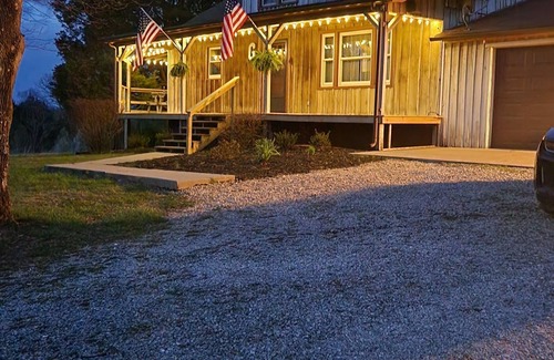 Lindseyville House | Relaxing retreat within miles from various activities