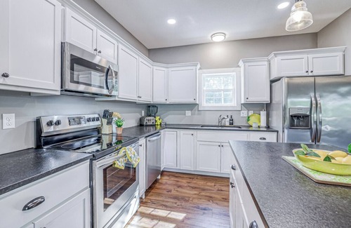 Linn Valley House | Relaxing retreat with beautiful view. Fireplace, grill, firepit, and kayaks.