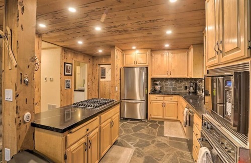 Strawberry House | Relaxing Riverfront Retreat in Strawberry
