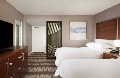 Carver City - Lincoln Gardens Hotel | Relaxing Room with Pool Access - Perfect Tampa Stay Near the Airport
