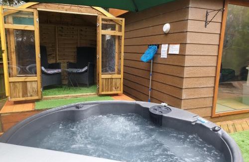 Macclesfield House | Relaxing secluded lodge couples getaway with hot tub
