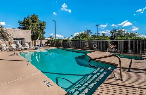 Palm Valley Hotel | Relaxing Spacious Unit Near Attractions, Free, Wifi, Pool, Parking, Breakfast