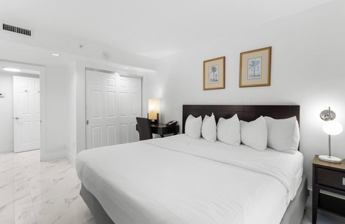 Coconut Grove Hotel | Relaxing Stay! 2 1BR Units w/Kitchen, Parking! Short Walk to Dinner Key Marina!