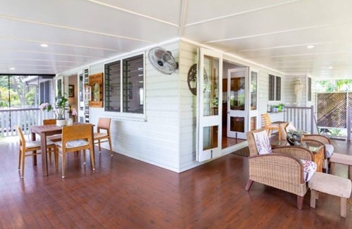 Edge Hill House | RELAXING STAY IN EDGE HILL, FULLY FURNISHED 2 BEDROOM TOP FLOOR OF QUEENSLANDER