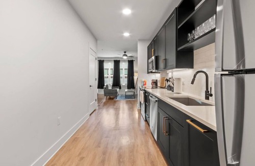 North Hyde Park Apartment | Relaxing Studio | Pool & Gym | Central!