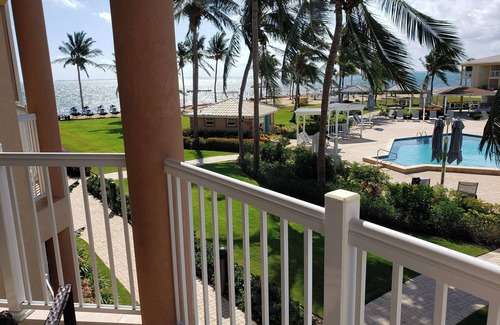 Crystal Harbour Apartment | Relaxing Studio w/Resort Views, Pool Access & Bar - Perfect for Couples