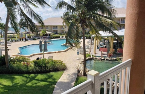 Crystal Harbour Apartment | Relaxing Studio w/Resort Views, Pool Access & Bar - Perfect for Couples