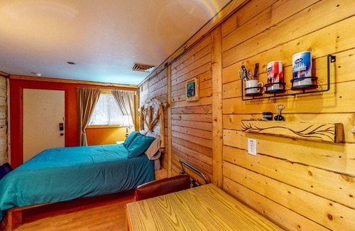 Cedaredge Cabin | Relaxing studio with marvelous mountain views