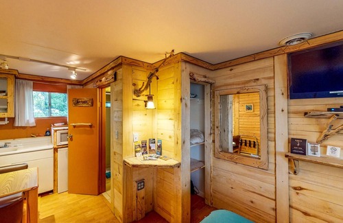 Cedaredge Cabin | Relaxing studio with marvelous mountain views