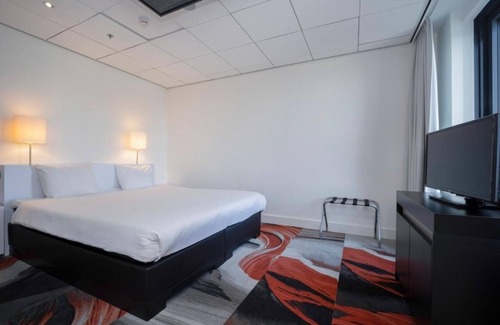 Leiden Hotel | Relaxing Suite with Pool Near Art Cafés and Walkable Leiden