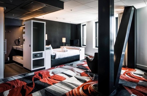 Leiden Hotel | Relaxing Suite with Pool Near Art Cafés and Walkable Leiden