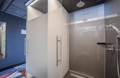Leiden Hotel | Relaxing Suite with Pool Near Art Cafés and Walkable Leiden
