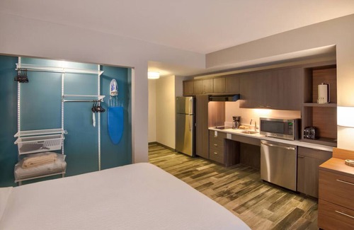 Flagami Hotel | Relaxing Suites near Miami Airport | 3 Units | Pool & Spacious Suites