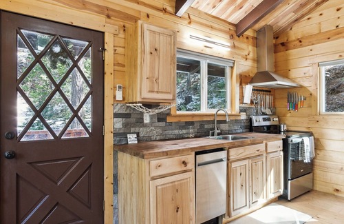 Arnold Cabin | Relaxing Swiss Chalet-Style Cabin