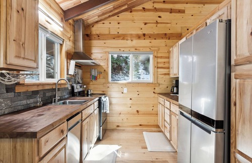Arnold Cabin | Relaxing Swiss Chalet-Style Cabin
