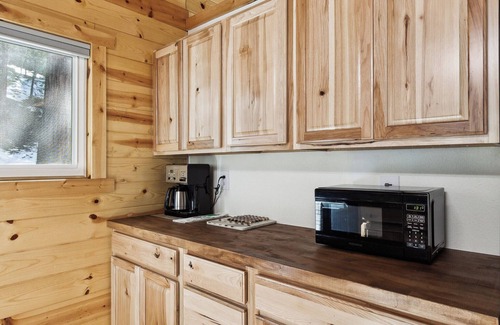 Arnold Cabin | Relaxing Swiss Chalet-Style Cabin