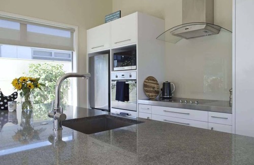 New Plymouth House | Relaxing Townhouse Near Coastal Walkway