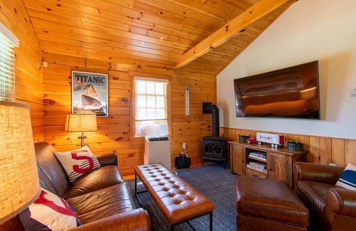 Lincolnville House | Relaxing Two Bedroom Cabin - 10 minutes to Camden!