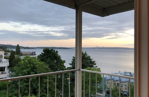 Moss Bay Condo | Relaxing View and Walking Distance to downtown Kirkland! Easy freeway access.