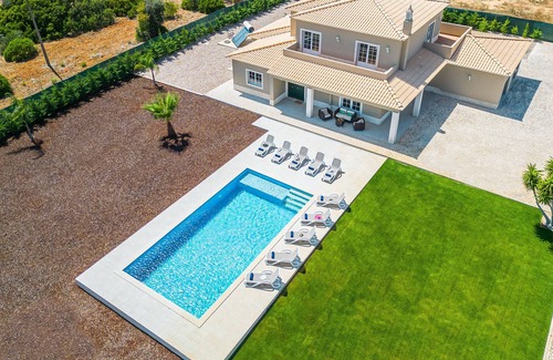 Carvoeiro Villa | Relaxing villa w/BBQ & heatable pool, Albufeira