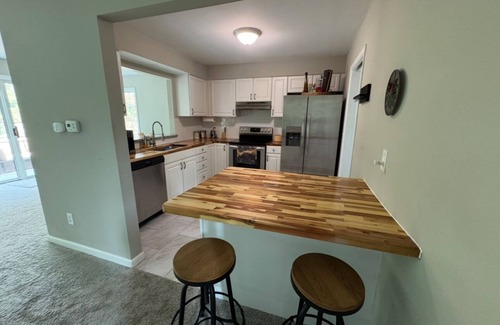 Walled Lake Condo | Relaxing Walled Lake Condo Near the Beach