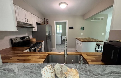 Walled Lake Condo | Relaxing Walled Lake Condo Near the Beach