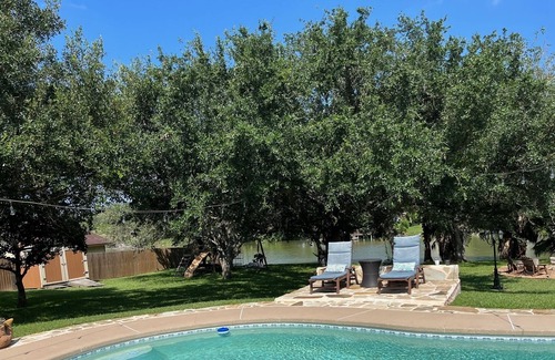 Los Fresnos House | Relaxing waterfront retreat close to the beach, SpaceX and Mexico!