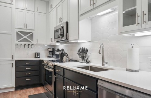 Fourth Ward Condo | Reluxme | 2BR Condo in Center City w/Spa Access