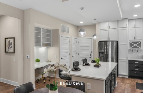 Fourth Ward Condo | Reluxme | 2BR Condo in Center City w/Spa Access