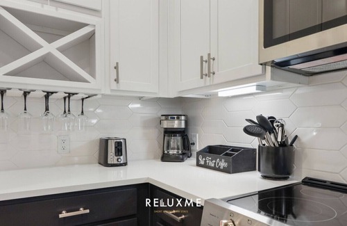 Fourth Ward Condo | Reluxme | 2BR Condo in Center City w/Spa Access