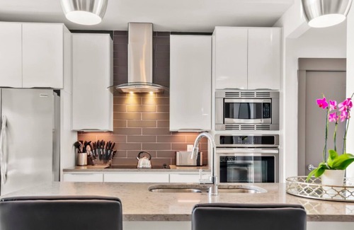 Second Ward Condo | Reluxme | City Center High-Rise King 2BR + Skyline