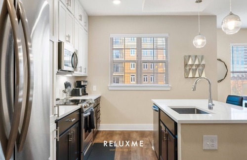 Fourth Ward Apartment | Reluxme|Uptown 2BR w/Hot Tub, Gym, Pools & Views