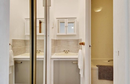Harlington Apartment | Remarkable 1-Bed Studio in Hayes